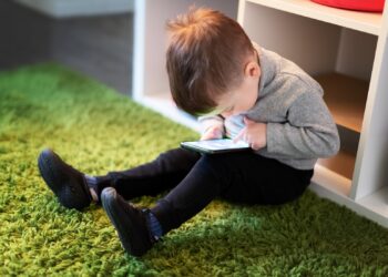 Балаңыз телмирип телефонду канча көрүп отурат? Дарыгерлерден кеңеш