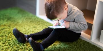 Балаңыз телмирип телефонду канча көрүп отурат? Дарыгерлерден кеңеш