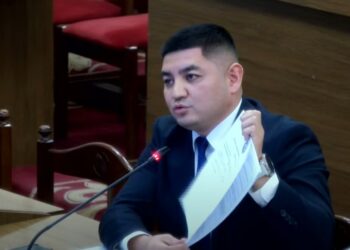 Ак Үйдөн качкан депутат. «Башка мындай иш түшсө карайлап калат экенсиң» дейт Жамгырчиев