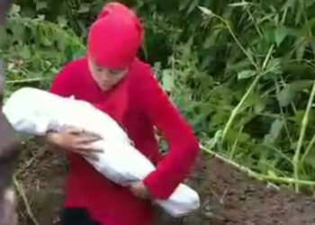 Баласын сабап, кийин көмүп жаткан видео тараган соң, Орусияда өзбекстандык үй-бүлө кармалды