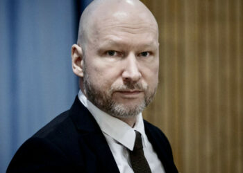 Норвегияда 77 адамдын өлүмүнө айыпталган шектүү абакта ага ырайымсыз мамиле кылынып жатканын айтты