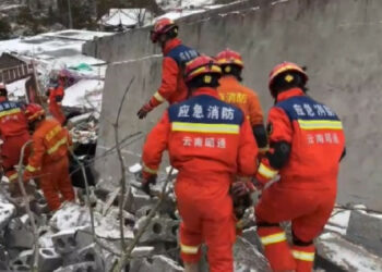 Кытайда жер көчкү жүрүп, 47 адам урандынын алдында калды (видео)