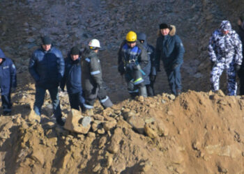 «Көзү ачыкты чакырышып». Казакстанда адамдар менен чуңкурга кирип кеткен автобус дагы эле табыла элек