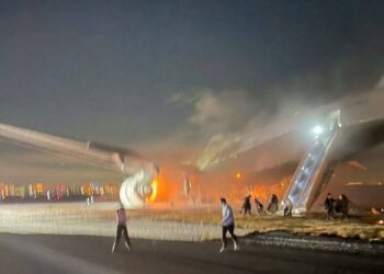 «Япондор башка планетадан». Өрттөнүп жаткан учактын ичинен тартылган видео таң калтырууда (видео)