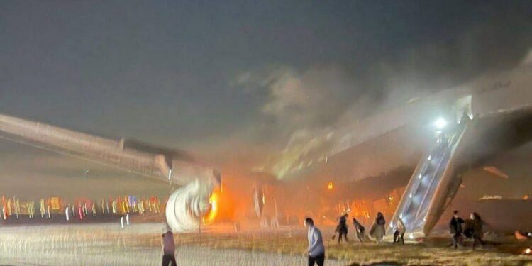 «Япондор башка планетадан». Өрттөнүп жаткан учактын ичинен тартылган видео таң калтырууда (видео)