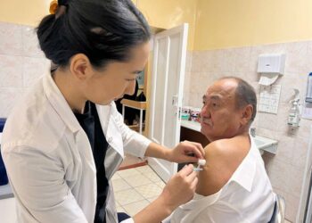 Алымкадыр Бейшеналиев коронавируска каршы дагы бир жолу эмдөөдөн өттү