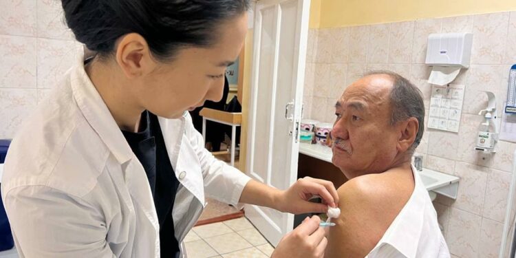 Алымкадыр Бейшеналиев коронавируска каршы дагы бир жолу эмдөөдөн өттү