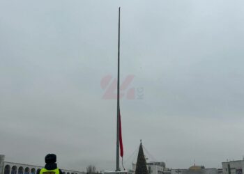 «Ала-Тоо» аянтына илинген жаңы желек кайра түшүрүлдү (видео)