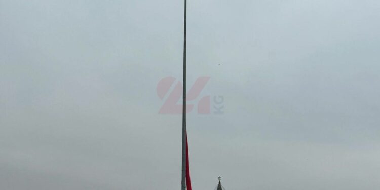 «Ала-Тоо» аянтына илинген жаңы желек кайра түшүрүлдү (видео)