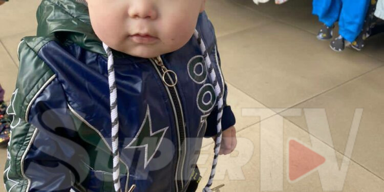 «Ата» деп ыйлады». Бишкекте чарчап калган наристенин атасы окуя тууралуу айтып берди