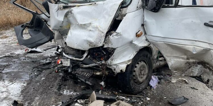 Жеңил унаанын тамтыгы чыгып калган. Айланма жолдо катталган жол кырсыктын видеосу тарады