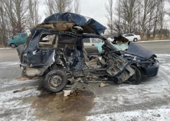 Жеңил унаанын тамтыгы чыгып калган. Айланма жолдо катталган жол кырсыктын видеосу тарады