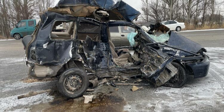 Жеңил унаанын тамтыгы чыгып калган. Айланма жолдо катталган жол кырсыктын видеосу тарады