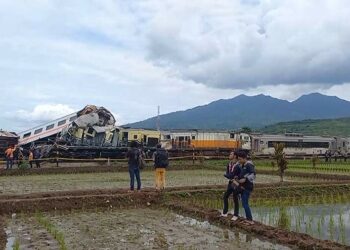Индонезияда сүзүшкөн поезддердин видеосу тарады