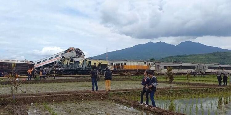 Индонезияда сүзүшкөн поезддердин видеосу тарады