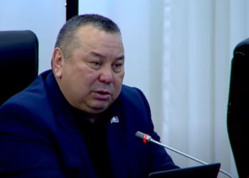 «Журналисттер менен сүйлөшүү керек». Балбак Түлөбаев Садыр Жапаровго кайрылуу жасады