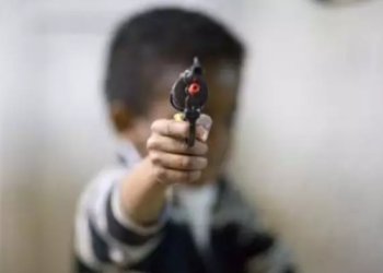 Жалал-Абадда 5 жаштагы кызды тайкесинин 6 жаштагы баласы тир мылтыгы менен атып алган