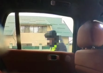 Президенттин кеңешчиси аны жол тескөөчү 14 секундда коё берген видео жарыялады