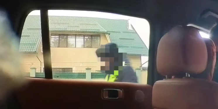 Президенттин кеңешчиси аны жол тескөөчү 14 секундда коё берген видео жарыялады