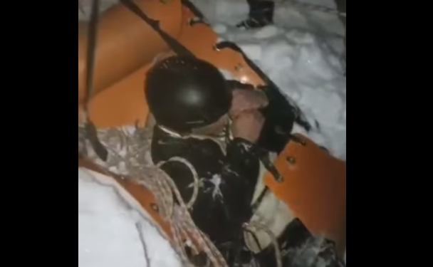 Чүйдө сноуборд тээп жүргөн жигит коктуга түшүп кеткен (видео)