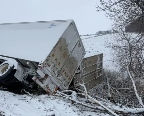 Фуранын үстүнө кулаган фура. «Айдоочулар уктап калган болушу мүмкүн» дейт милиция