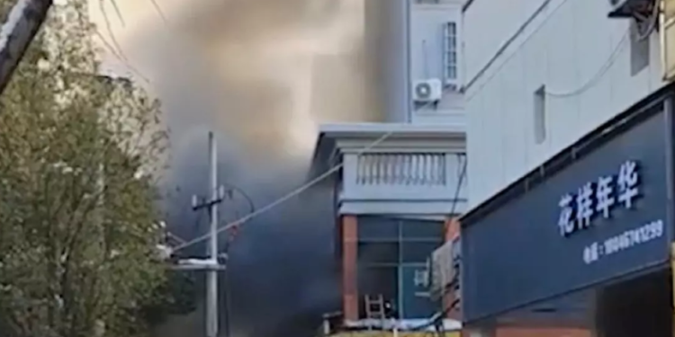 Кытайда дүкөндө өрт чыгып, 39 адам каза болду (видео)