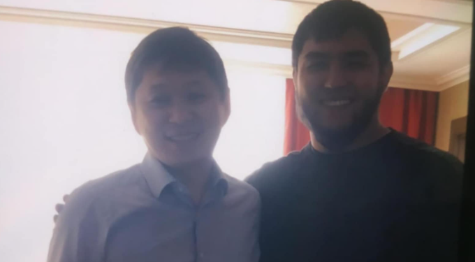 Президенттин маалымат катчысы Сапар Исаковдун кримчөйрөнүн өкүлү менен делген сүрөтүн жарыялады