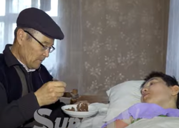 «Апасы болсо, карамак». Төрөттөн кийин кыймылсыз жаткан келиндин тагдыры (видео)