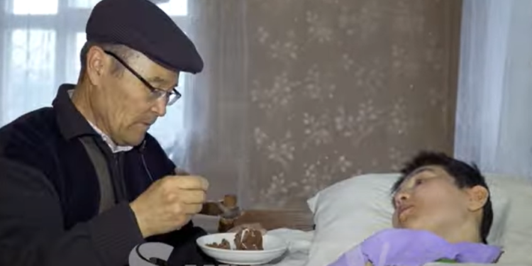 «Апасы болсо, карамак». Төрөттөн кийин кыймылсыз жаткан келиндин тагдыры (видео)