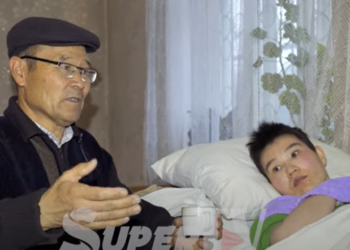 «Кызым жатып калганда, күйөө балам жүз буруп кетти» дейт төрөттөн кийин кыймылсыз жаткан келиндин атасы