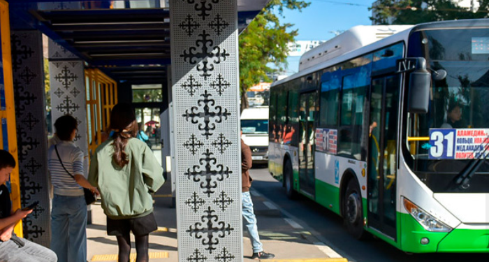 Эми аялдамада туруп эле коомдук транспорттун качан келерин көрүүгө болот