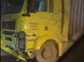 «Экөө ооруканада». Айланма жолдо эки унаа сүзүшүп, бир адам каза болду (видео)