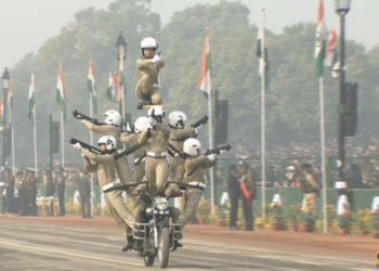 Индияда өткөн аскердик парад көпчүлүктү таң калдырды (видео)