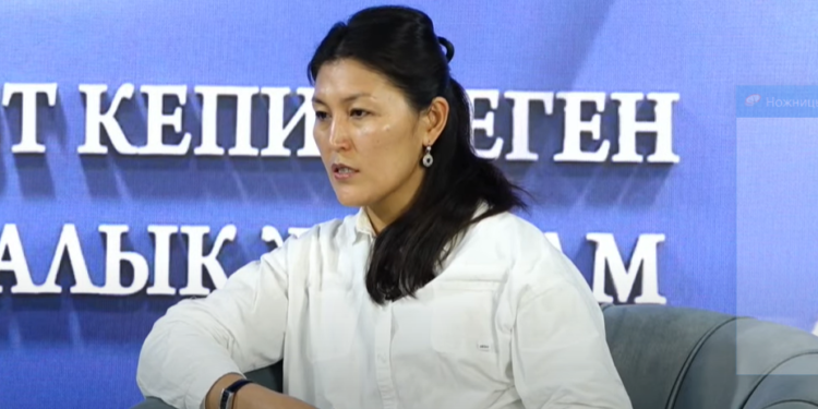 Адвокат: «Бир үйдө туруп атасы балдарын бакпай, аялы сотко алимент үчүн кайрылышат»