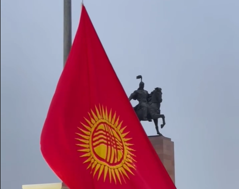 «Ала-Тоо» аянтына Жогорку Кеңеш кабыл алган жаңы желек илинди (видео)