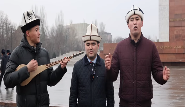 Туунун өзгөрүшүн сындаган акындар эми анын жакшы ниетте өзгөртүлгөнүн айтышты