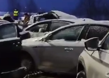 Орусиядагы трассада 50дөй унаа сүзүшүп, 4 адам каза болду (видео)