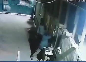 Түптө үйгө кирип, үй-бүлөнү коркутуп, акча талап кылгандар кармалды (видео)