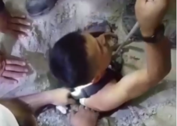 Ошто дааратканага түшкөн баланы сактап калган куткаруучу аскердик наам алды (видео)