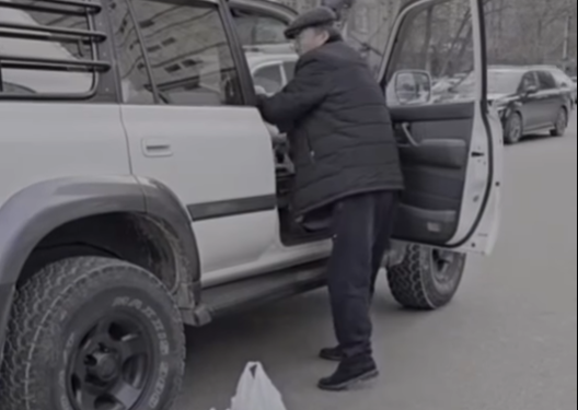 «Каякка токтотом өзүм билем». Бишкекте унаасын жолдун ортосуна токтоткон айдоочунун жоругу (видео)