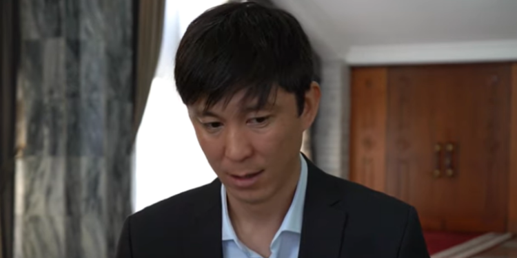 Ак Үйдөн качкан депутат боюнча Эрулан Кокулов өз пикирин билдирди