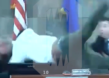 АКШда өкүм учурунда айыпталуучу судьяга кол көтөрдү (видео)