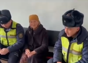 Лейлекте 4 жаштагы кыздын мурдуна мончок тыгылып калган. Милиция кызматкерлери жардам көрсөттү (видео)