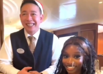 Блогер официанттан туулган күнүндө япон тилинде ырдап берүүсүн суранган. Официанттын кылыгы көпчүлүктү күлдүрдү (видео)