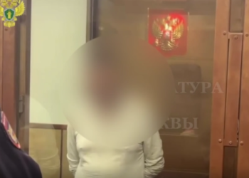 «Кичинекей кызды муунтуп баштаган». Москвада кол салууга шектелген Кыргыз жараны камакта калтырылды