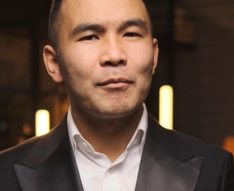 «Малга, ашказанга деле убал го». Шоумен Урмат Борченов эми түштөндүрүүнү көтөрүп чыкты