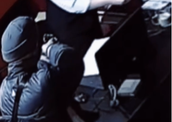 Бишкектеги кеңседе тапанча такап, акча алган шектүү видеого түшүп калган