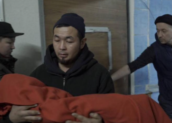 Ооруканада чарчап калган 2 жаштагы Алихан. «Келиним «карап койгулачы, суранам» деп ыйлаптыр» дейт чоң энеси