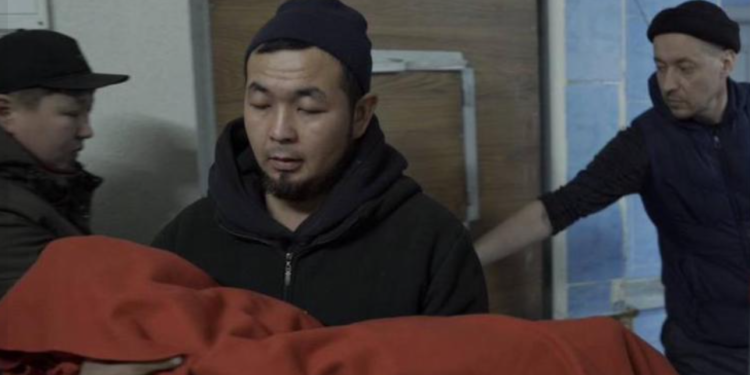 Ооруканада чарчап калган 2 жаштагы Алихан. «Келиним «карап койгулачы, суранам» деп ыйлаптыр» дейт чоң энеси