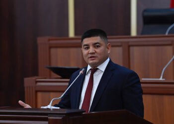 Ак Үйдүн 2-кабатынан секиргени айтылган депутаттын шашып бара жаткан видеосу жарыяланды